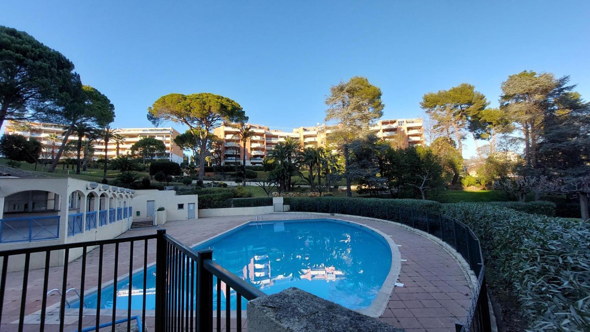 Charmant Appartement Residentiel Avec Terrasse, Jardin Privatif Et Piscine A Cannes Exterior photo