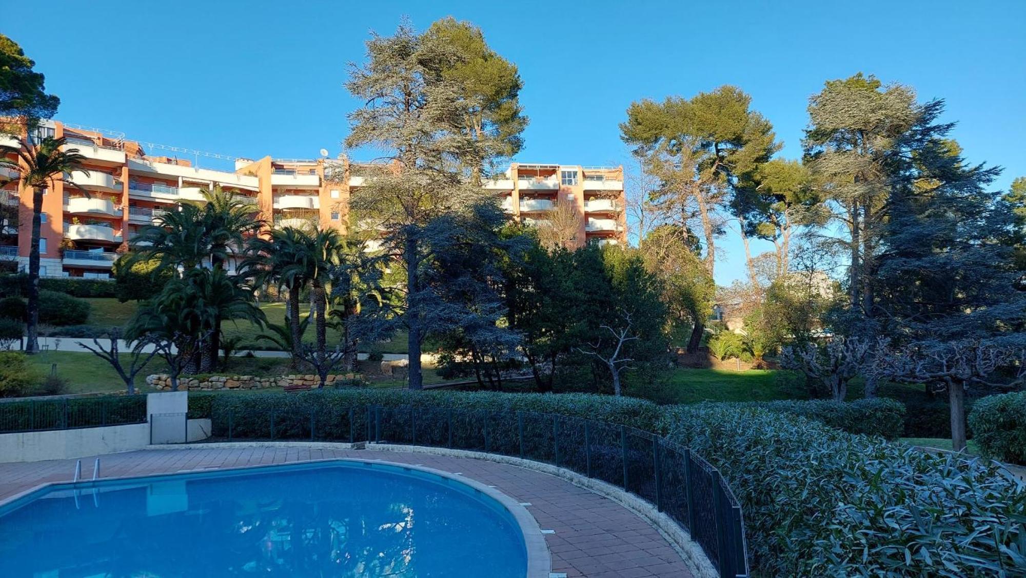 Charmant Appartement Residentiel Avec Terrasse, Jardin Privatif Et Piscine A Cannes Exterior photo